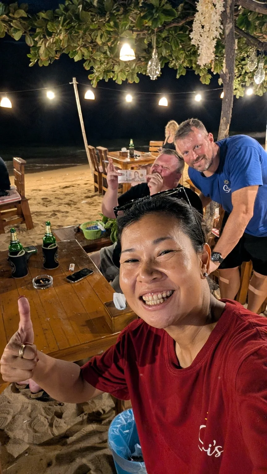 Steven Ko spendet im Café