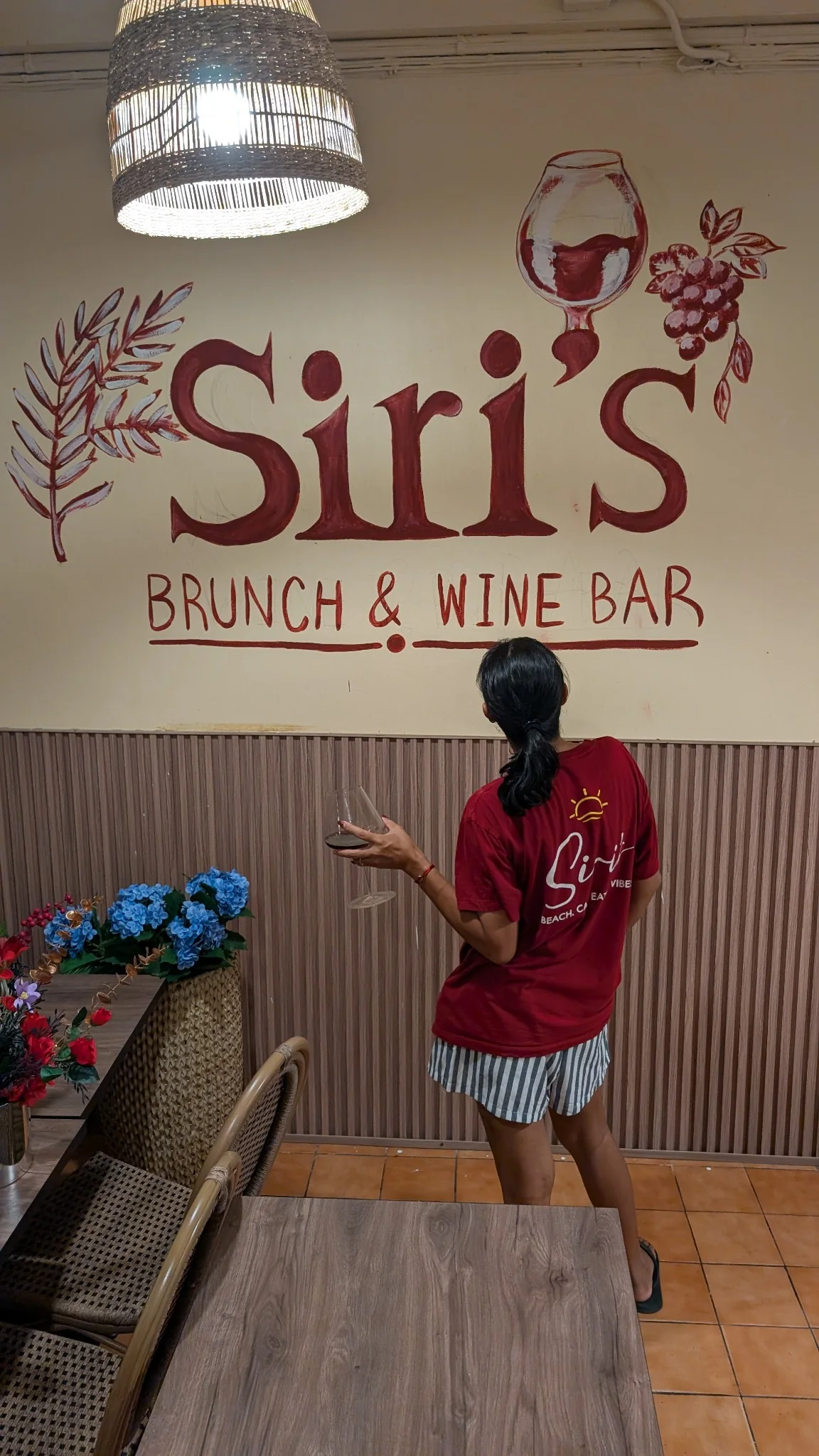 Siri vor der Wine Bar